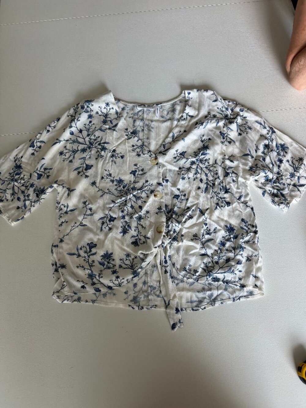 Luq Short Sleeve Button Front Blouse Cream Blue Floral Pattern Size Large